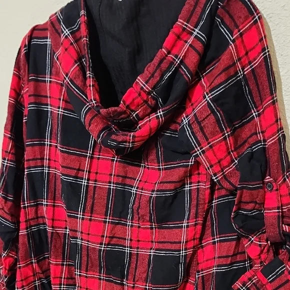 No Boundaries Red and Black Button Down Shirt - Picture 12 of 13